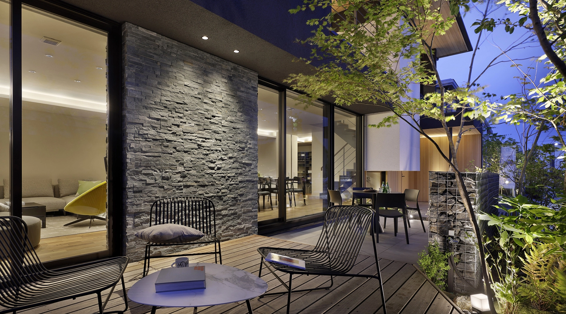 光と影が織りなす「夜の庭」